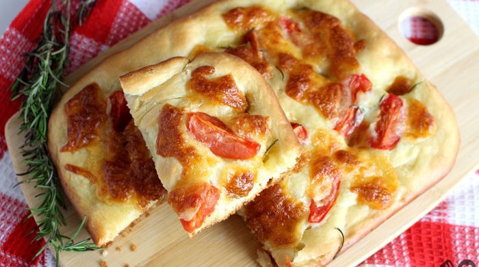 Focaccia caseira com tomate e queijo