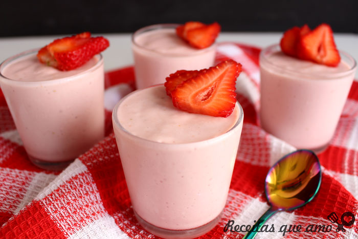 Mousse de morango com fruta