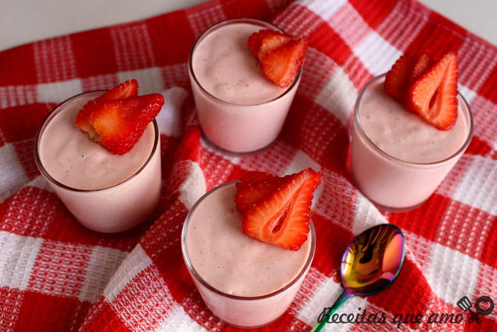 Mousse de morango com fruta