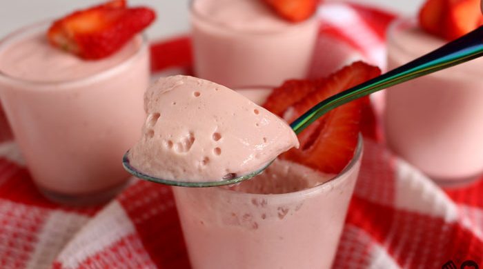Mousse de morango com fruta