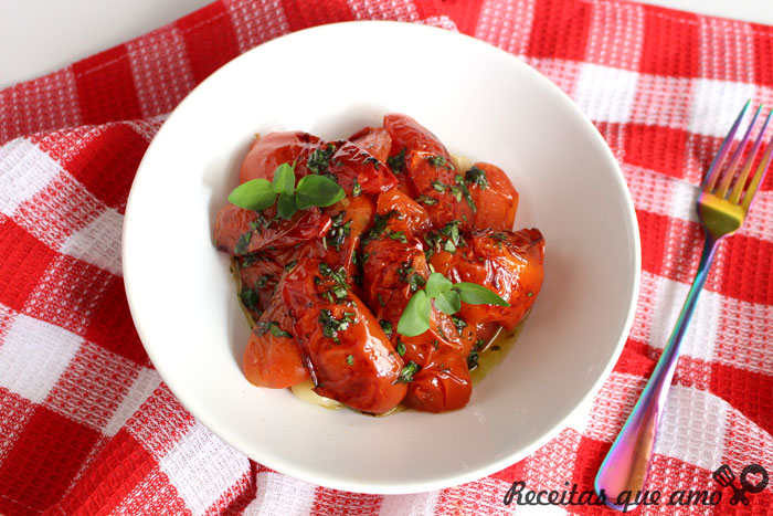 Salada de tomates assados