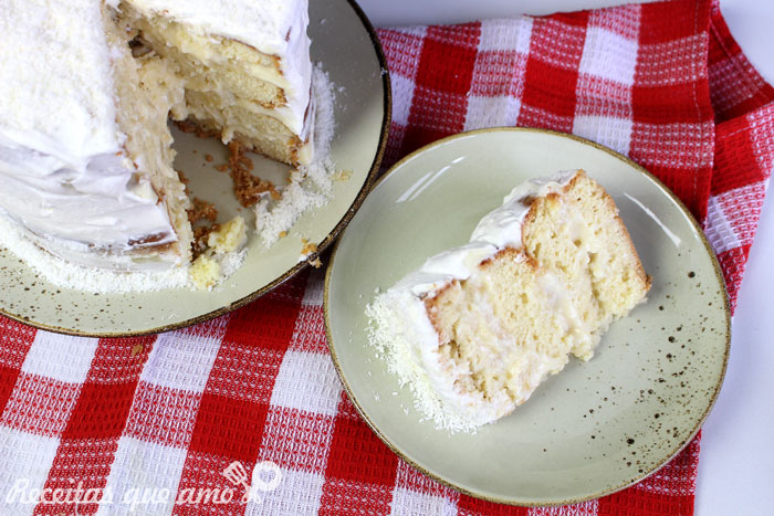 Bolo de coco com abacaxi Bolo de coco com abacaxi