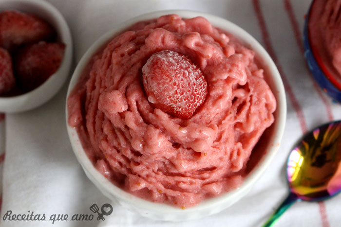 Sorvete de morango com 4 ingredientes Sorvete de morango com 4 ingredientes
