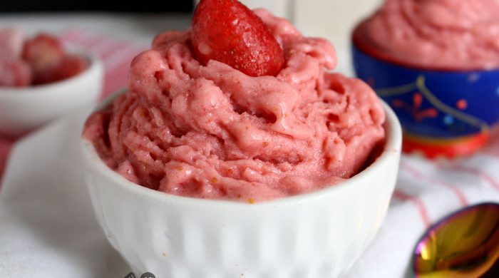 Sorvete de morango com 4 ingredientes