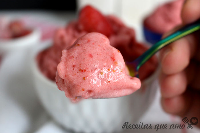 Sorvete de morango com 4 ingredientes Sorvete de morango com 4 ingredientes
