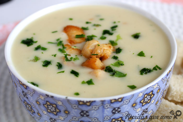Sopa cremosa de frango com batata