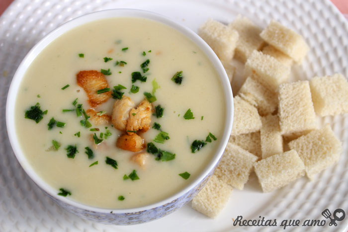 Sopa cremosa de frango com batata