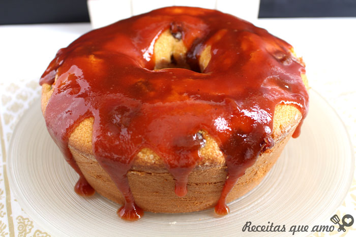 Bolo de fubá com goiabada Bolo de fubá com goiabada