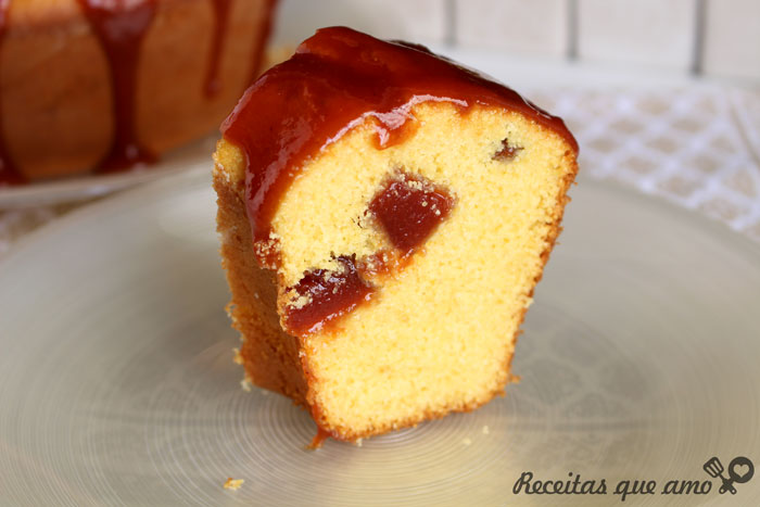 Bolo de fubá com goiabada Bolo de fubá com goiabada