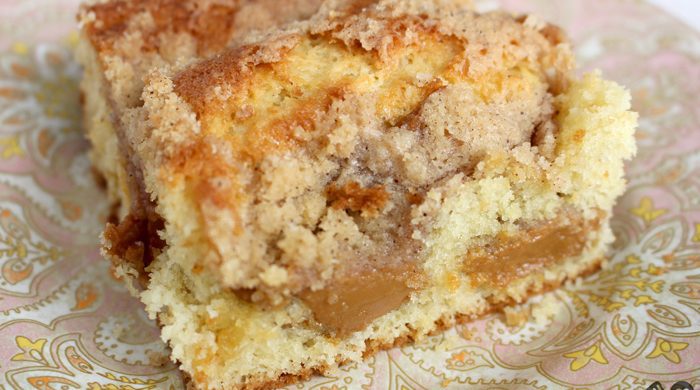 Cuca de doce de leite com canela