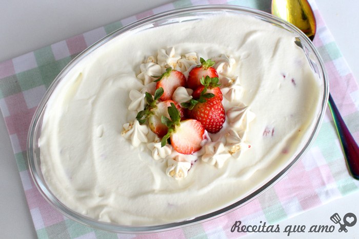 Merengue com morangos