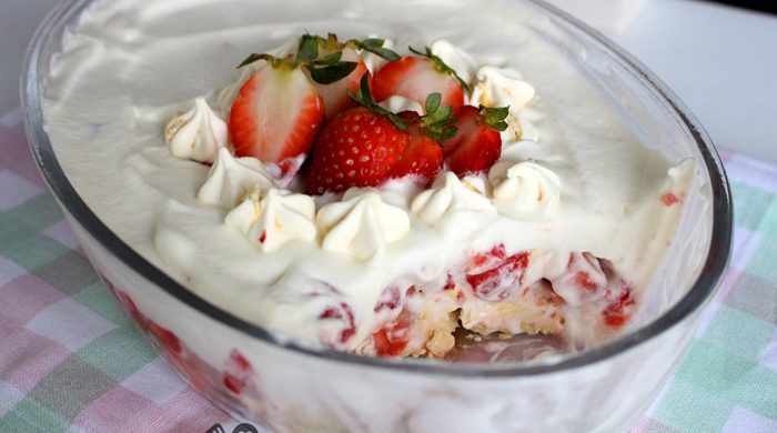 Merengue com morangos