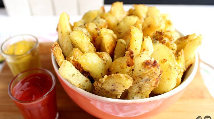 Batata assada com alho e parmesão