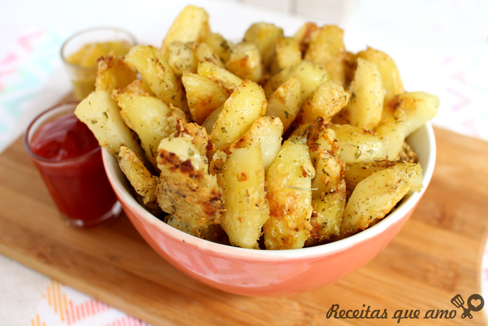 Batata assada com alho e parmesão