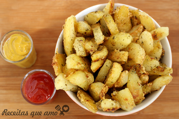 Batata assada com alho e parmesão