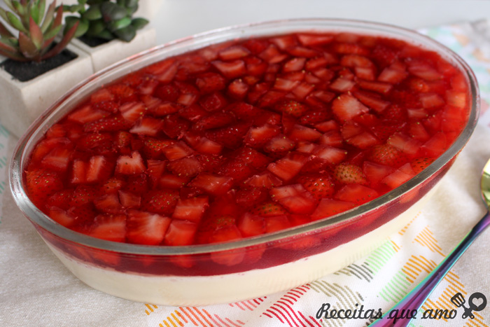 Sobremesa cremosa de leite em pó e morango