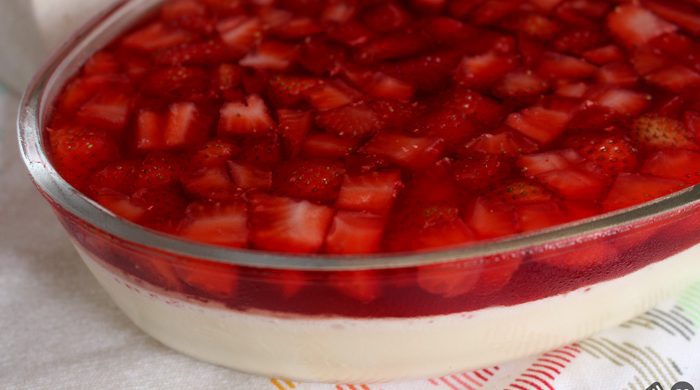Sobremesa cremosa de leite em pó e morango
