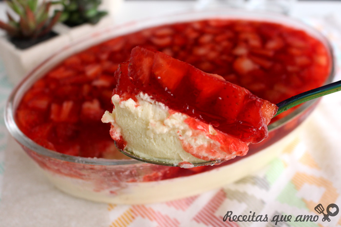 Sobremesa cremosa de leite em pó e morango