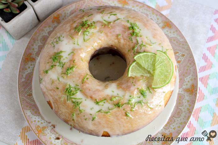 Bolo de limão com glacê
