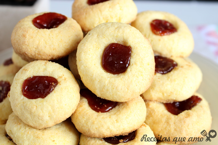 Biscoito de fubá com coco e goiabada Biscoito de fubá com coco e goiabada