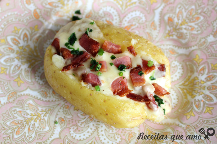 Baked potato com bacon e queijo