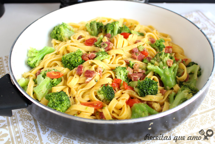 Macarrão com bacon e brócolis Macarrão com bacon e brócolis