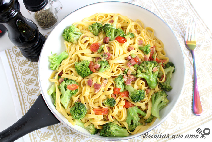 Macarrão com bacon e brócolis Macarrão com bacon e brócolis