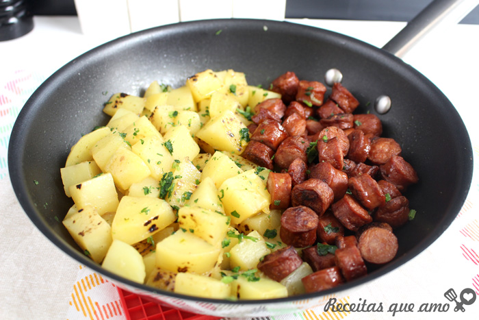 Batata com linguiça na frigideira Batata com linguiça na frigideira