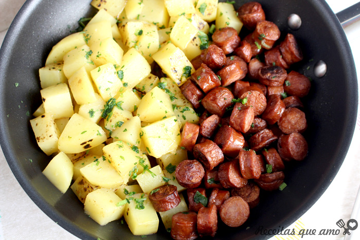 Batata com linguiça na frigideira Batata com linguiça na frigideira