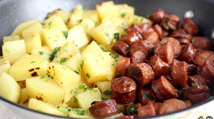 Batata com linguiça na frigideira