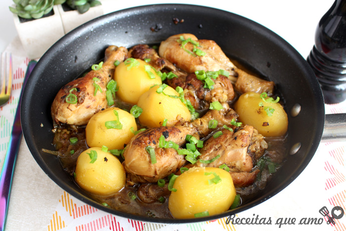 Frango com batata na frigideira Frango com batata na frigideira