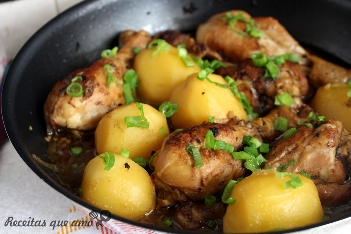 Frango com batata na frigideira Frango com batata na frigideira