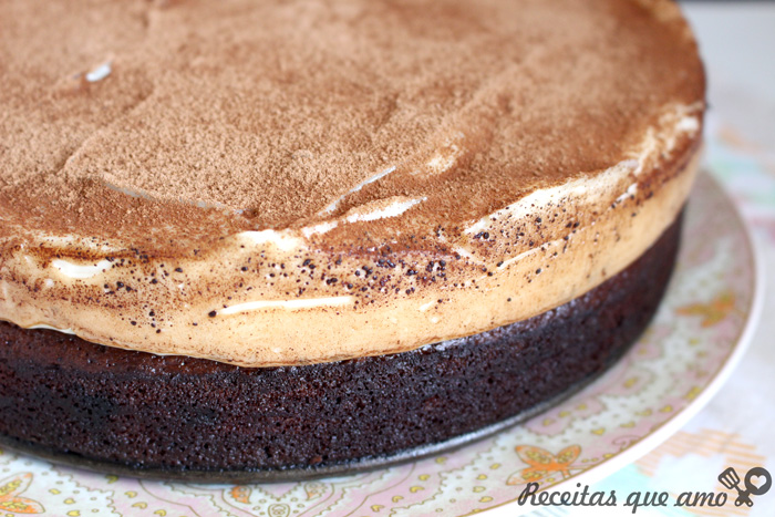 Bolo de chocolate com cobertura de leite em pó