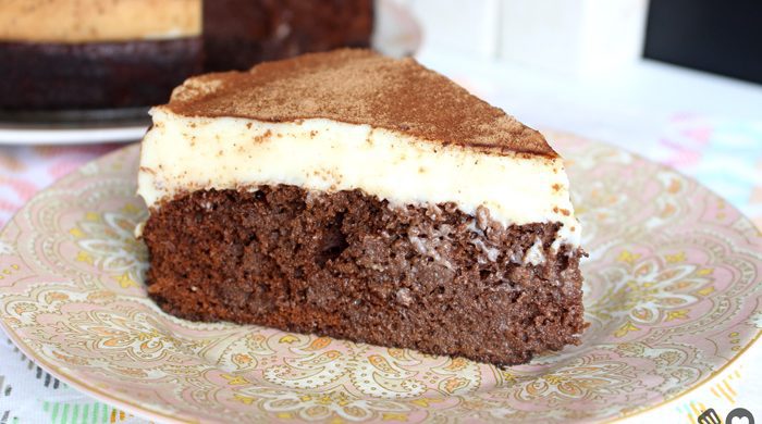 Bolo de chocolate com cobertura de leite em pó