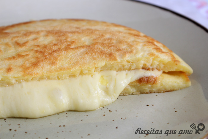 Pão de queijo de frigideira Pão de queijo de frigideira