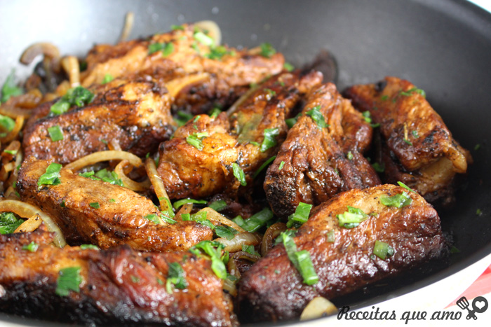 Costelinha de porco na frigideira Costelinha de porco na frigideira
