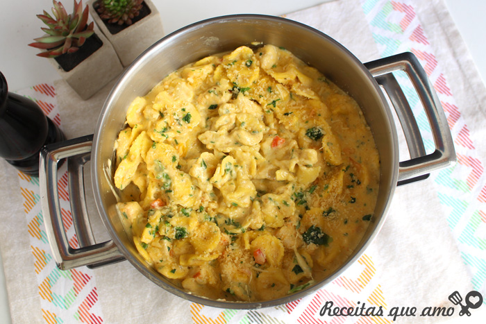 Macarrão com frango em uma panela só