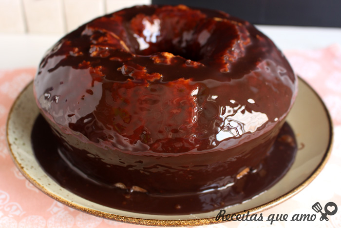Bolo formigueiro com calda de chocolate Bolo formigueiro com calda de chocolate