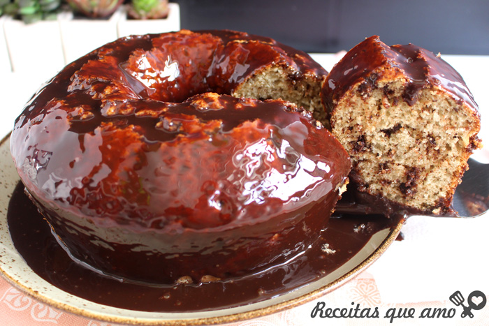 Bolo formigueiro com calda de chocolate Bolo formigueiro com calda de chocolate