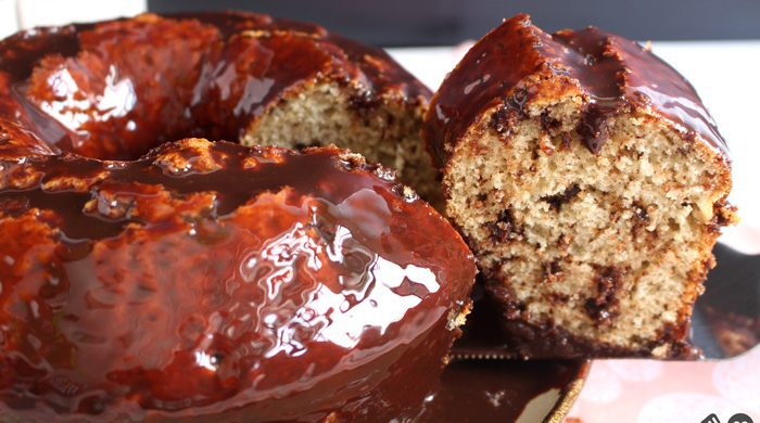 Bolo formigueiro com calda de chocolate