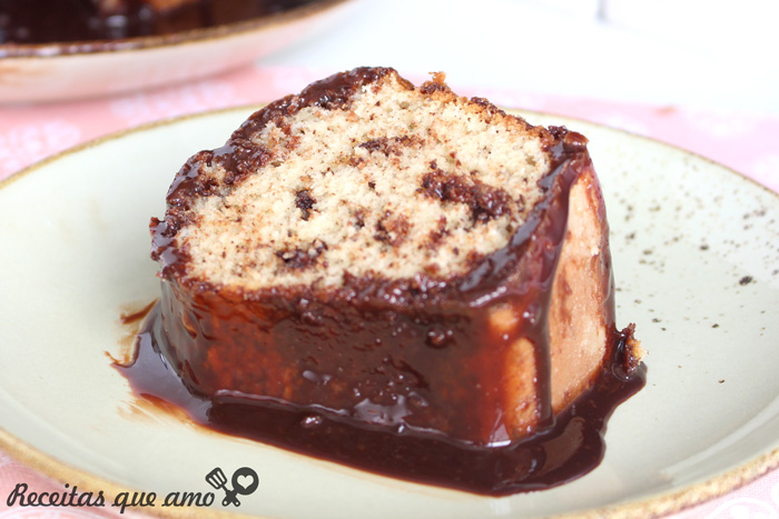 Bolo formigueiro com calda de chocolate