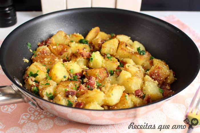 Batata com alho e bacon na frigideira Batata com alho e bacon na frigideira