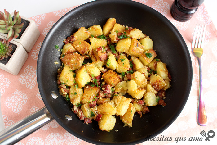 Batata com alho e bacon na frigideira Batata com alho e bacon na frigideira