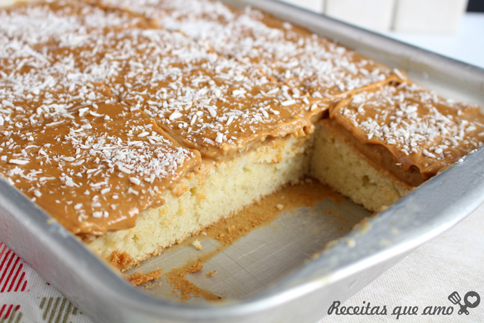 Bolo de coco com doce de leite Bolo de coco com doce de leite