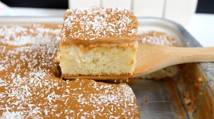 Bolo de coco com doce de leite