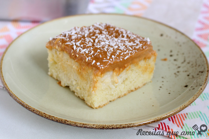 Bolo de coco com doce de leite