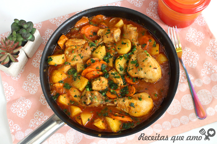 Frango ensopado delicioso e fácil