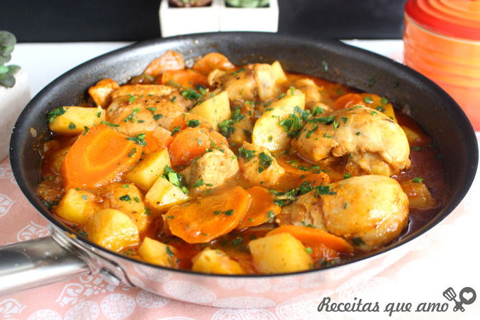 Frango ensopado delicioso e fácil
