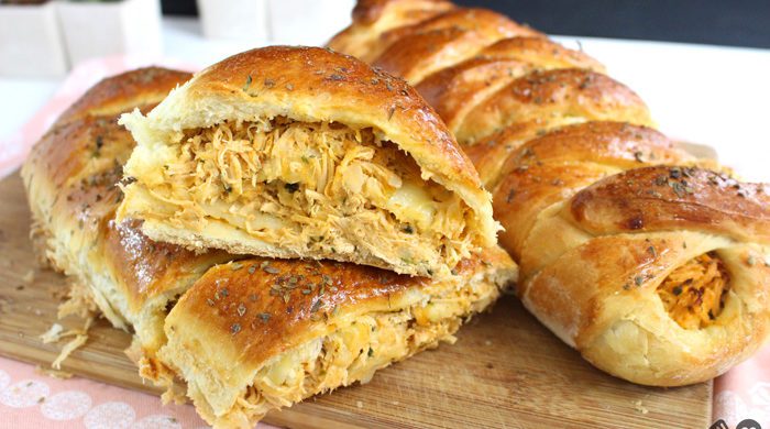 Pão recheado com frango cremoso