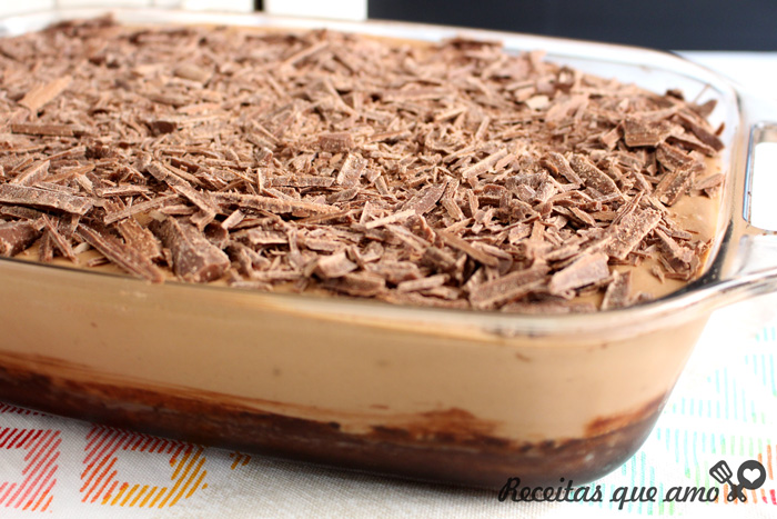 Bolo de chocolate com mousse de brigadeiro Bolo de chocolate com mousse de brigadeiro